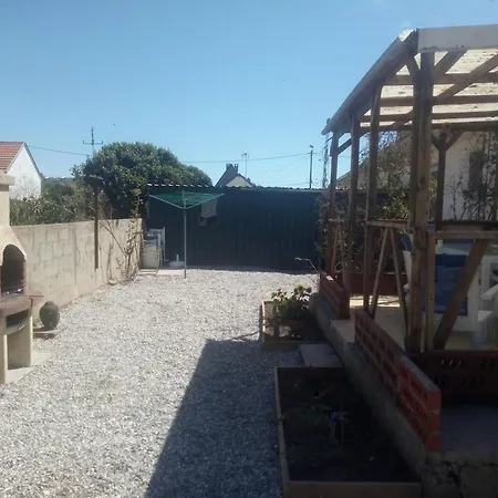 Hébergement de vacances Maison Charmante à Avec Jardin Privatif